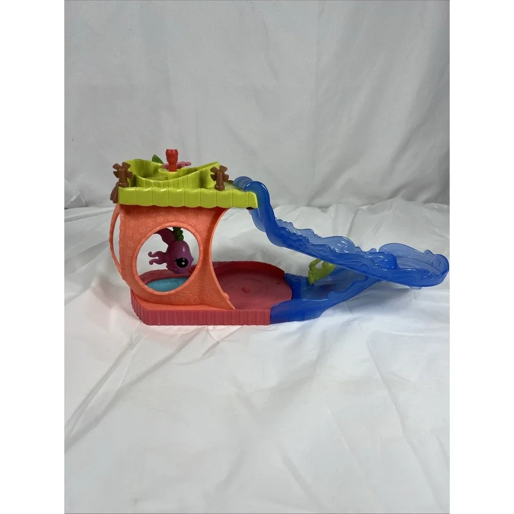 2011 Littlest Pet Shop Walkables Slide and‎ Dive Lagoon Penguin #2460